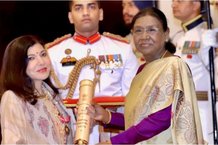 Alka Yagnik cleaning on wheelchair video