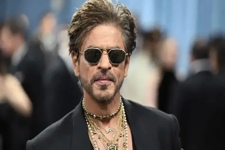 'I love you more than my husband' — Shah Rukh's reply to a fan goes viral.