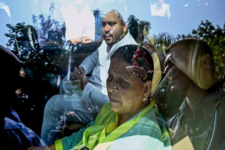 Rabri Devi begins vacating her government residence