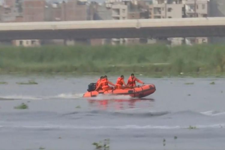 Man jumps into Yamuna from DND flyway, search operation launched