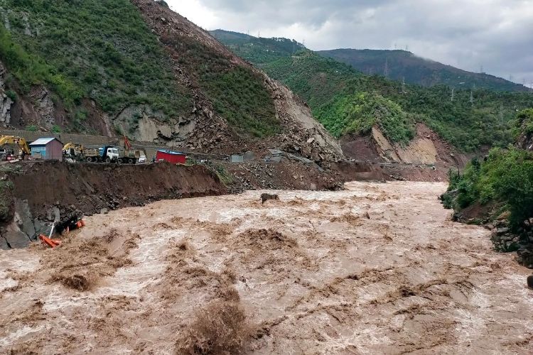 Jammu and Kashmir: Heavy rains trigger landslide on Mughal Road, several vehicles stranded