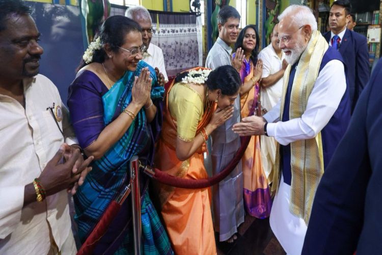 PM Modi pays tribute to Mahatma Gandhi in Seychelles