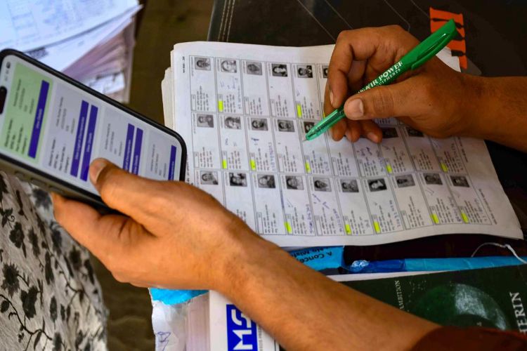 Door-to-door distribution of census forms under SIR begins in Karnataka