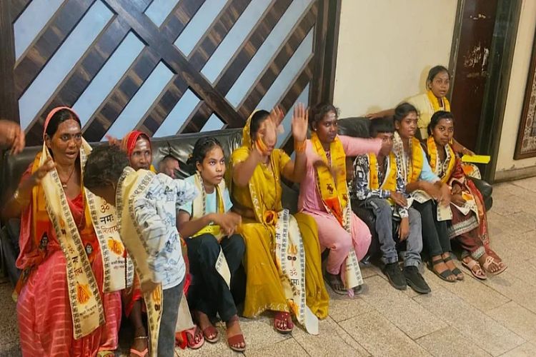 The people of the Naxal-affected village reached Varanasi for the first time.