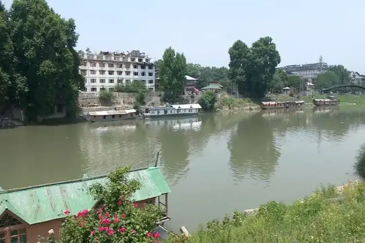 J-K: Heat wave continues across Kashmir valley, prolonged dry spell raises concerns