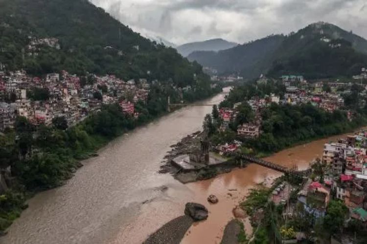 46 roads closed in Himachal Pradesh after heavy rain; 'Orange alert' issued