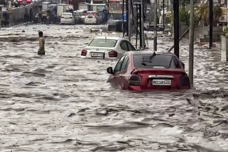 Mumbai receives over 70 mm of rain in five hours, IMD warns