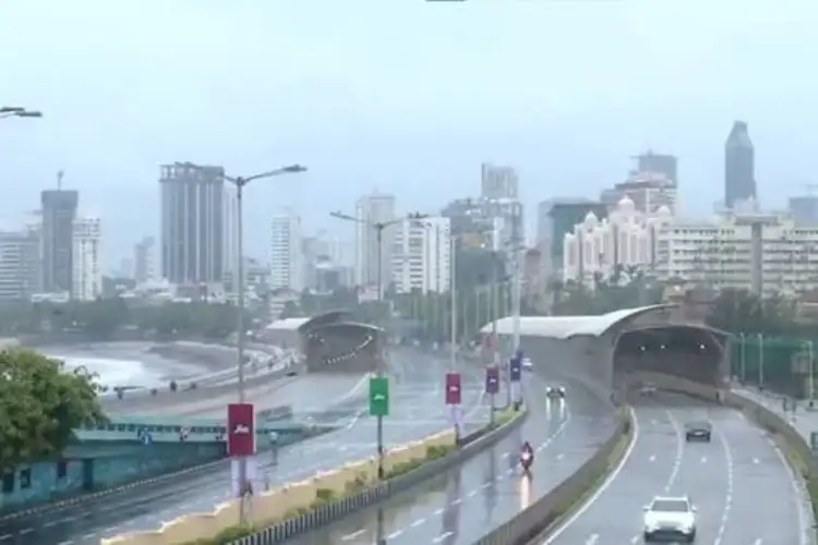 Mumbai: City life remains normal as light rain lashes parts of city amid 'Red Alert' for heavy showers