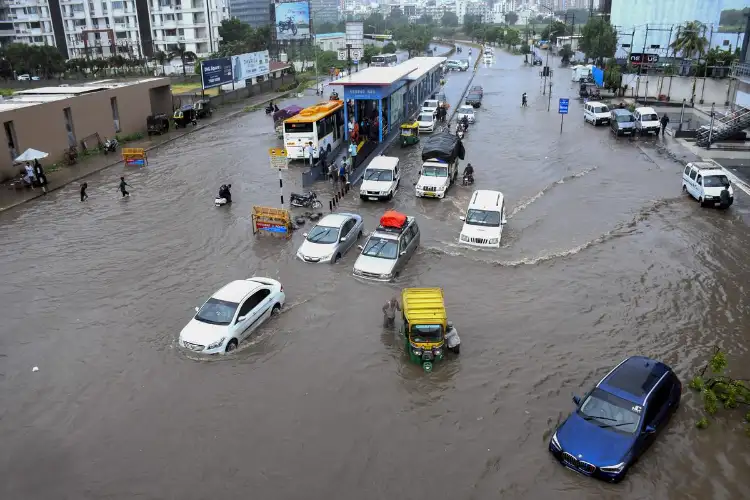 Gujarat: Heavy rain causes severe flooding, disrupts traffic