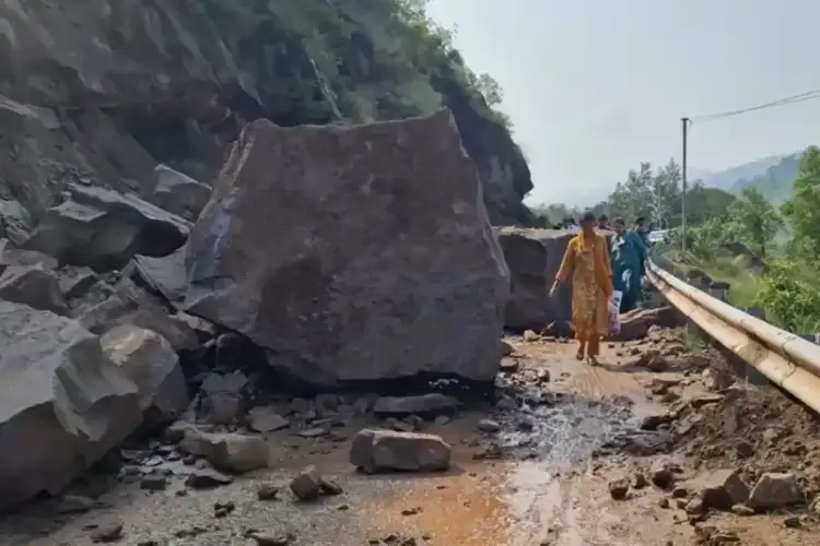 J-K: Ramnagar-Udhampur road blocked after landslide near Kaugha; debris clearance underway