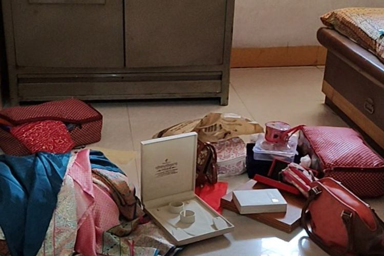 miscreants looted jewellery and cash after taking a GST officer and his family hostage.