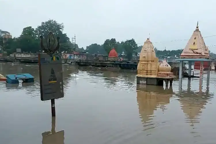 MP: Temples submerged as Shipra River water level rises amid heavy rain