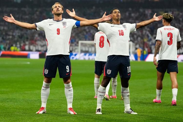 England halt Mexico's unbeaten run at the Estadio Azteca to reach the quarter-finals