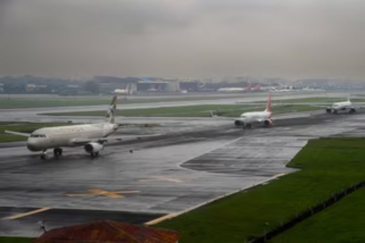 Heavy rains in Mumbai disrupt flights; Nagpur MLA stranded at airport