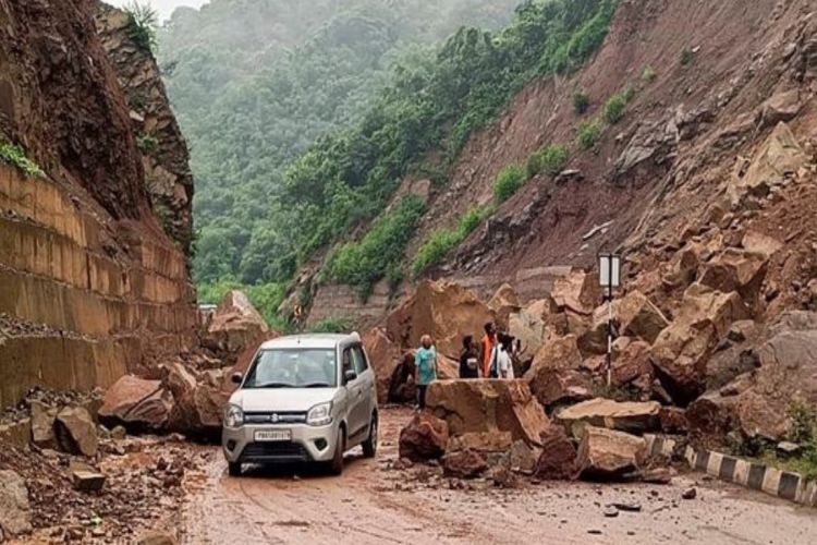 Heavy rain lashes parts of Himachal Pradesh; major roads closed in two districts