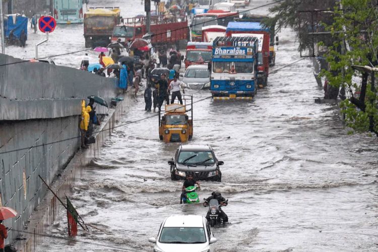 Mumbai gets brief respite from rain; schools and colleges closed, 'orange' alert issued