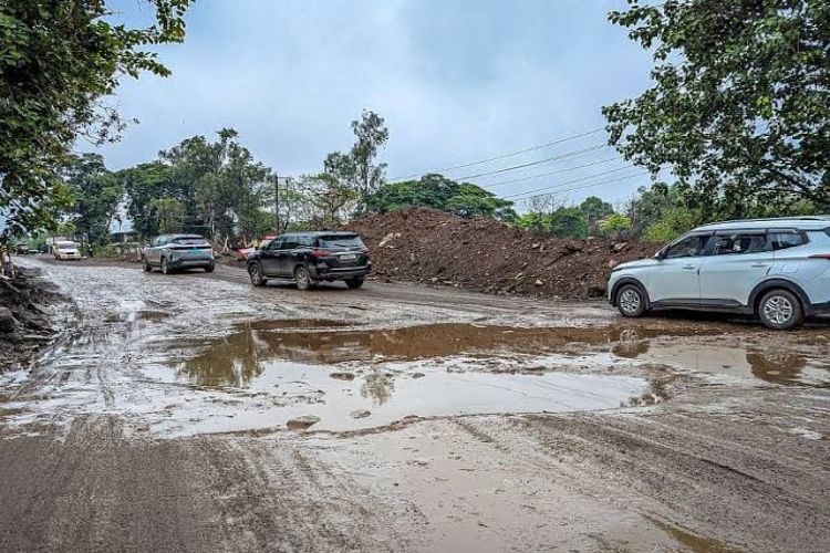 'Spiderman' comes forward to help pedestrians amid waterlogging in Bhiwandi