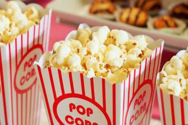A Brief History of Popcorn and Eating This Snack in Cinemas