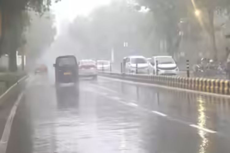 Rain lashes parts of Delhi, IMD issues 'yellow' alert