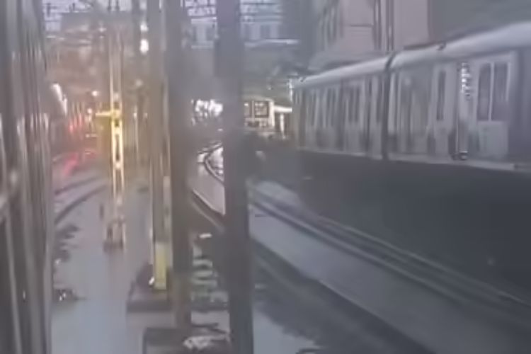 Heavy rains in Mumbai affect suburban train services