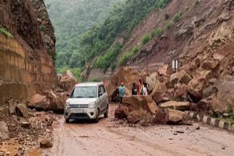 Himachal Pradesh: Sudden rain disrupts road connectivity in Rampur subdivision