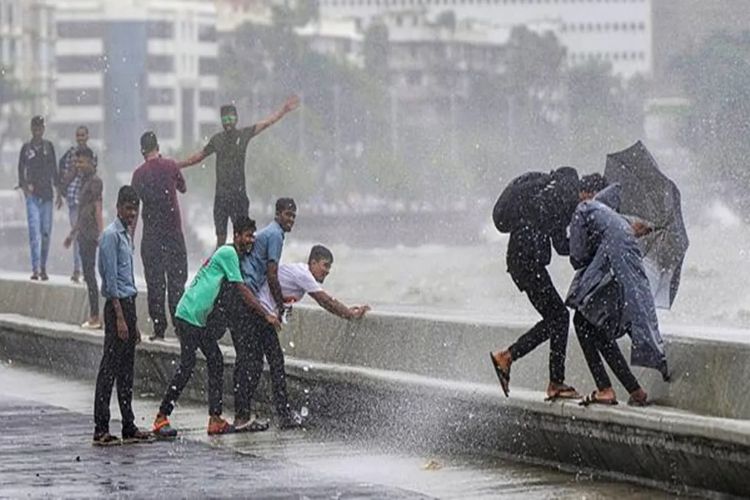 Light to moderate rain is expected to continue intermittently in Mumbai.