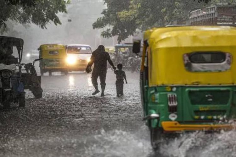 IMD issues 'yellow' alert for rain in Delhi, AQI drops to 54
