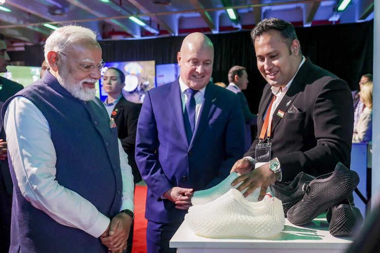 Modi visits sports exhibition in New Zealand