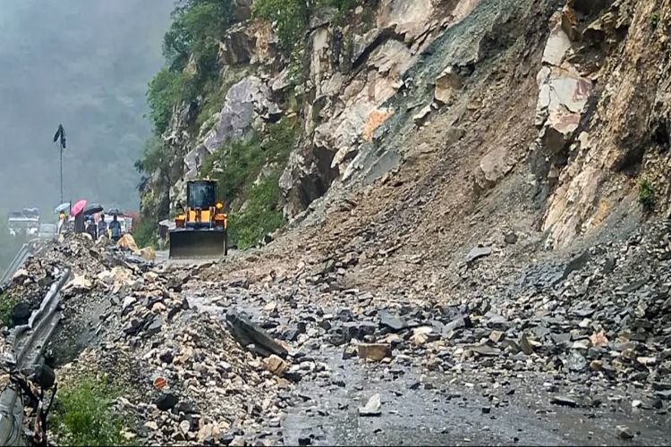 Uttarakhand: 120 roads blocked due to landslide, 100 pilgrims crossed the road with a rope in Syanachatti.