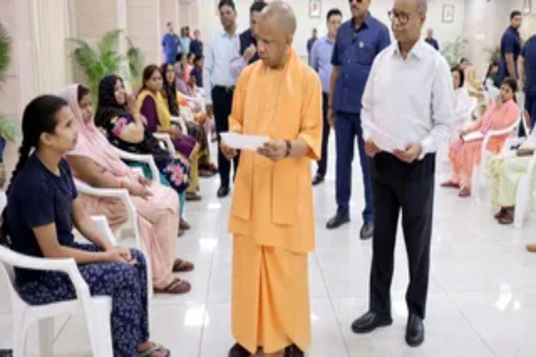Yogi Adityanath told the people who came for Janta Darshan that everyone will be helped fully.