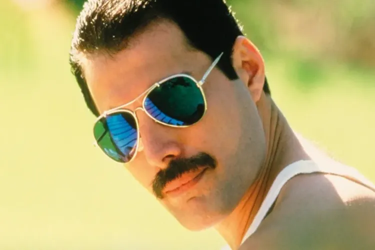What is the connection of rock star Freddie Mercury with Gujarat and Parsi community?