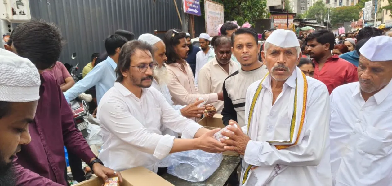 Muslim families in Pune gave a heartfelt welcome to the Warkaris.