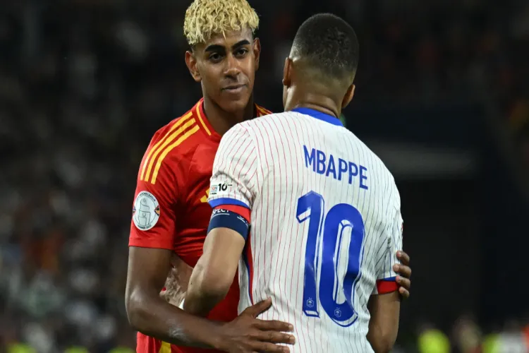 Battle for ball possession in France-Spain semi-final
