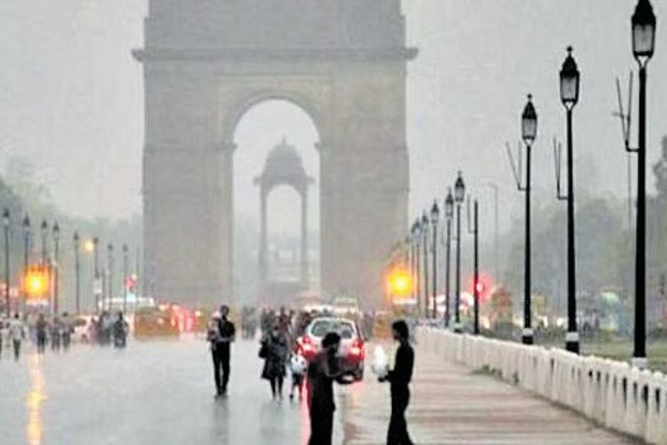 Delhi witnesses intense heat in the morning, partly cloudy sky expected