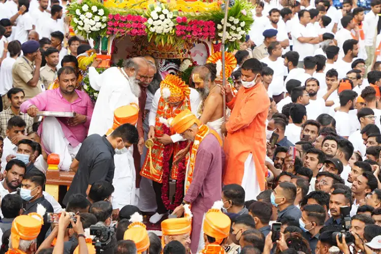 Gujarat Deputy CM hoists temple flag; offers prayers to Lord Jagannath for well-being of people of State