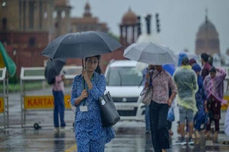 Light rain lashes parts of Delhi, cloudy sky likely