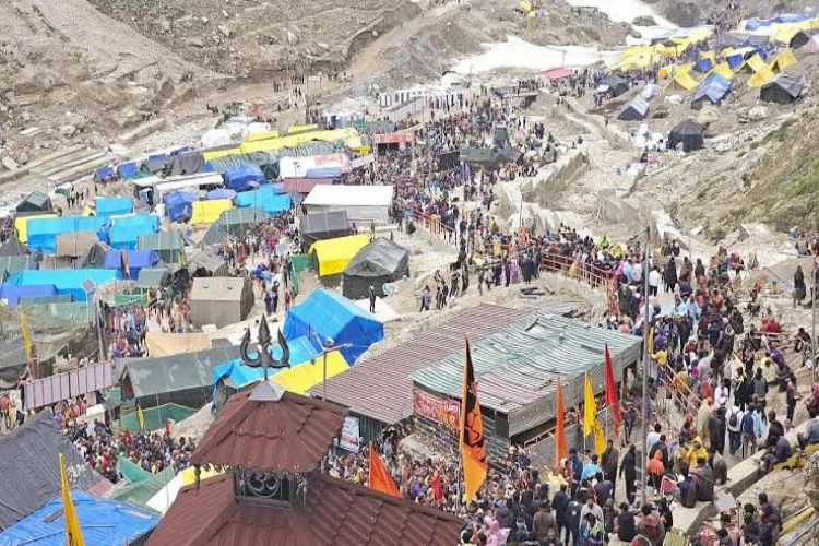 Amarnath Yatra: Over 6,200 pilgrims leave Jammu for Kashmir base camps