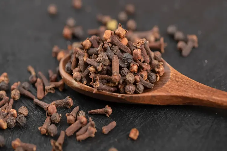 4 Effective Home Remedies Using Cloves for Cough