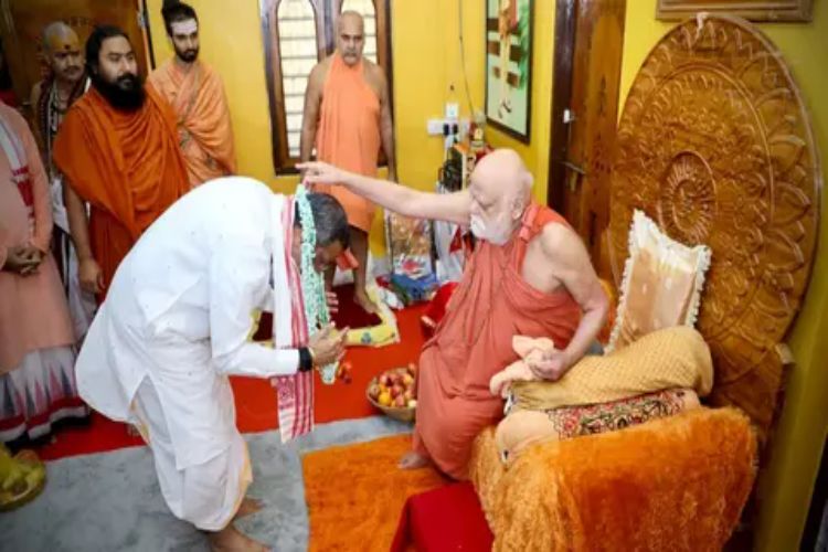 Odisha: Pradhan meets Puri Shankaracharya at Govardhan Math and seeks his blessings