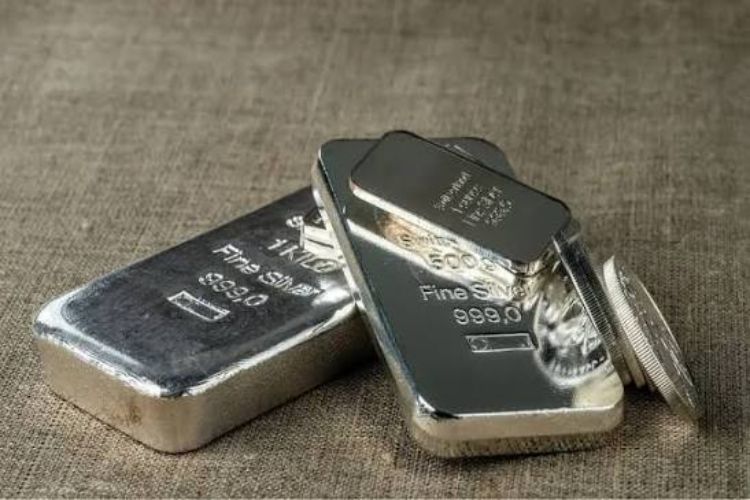Silver futures fell by Rs 1,258 to Rs 2.14 lakh per kg.