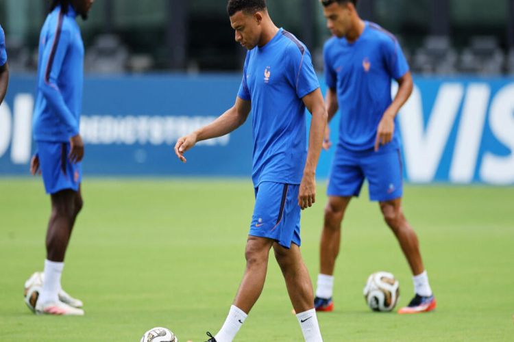 France and England face off in the third place match