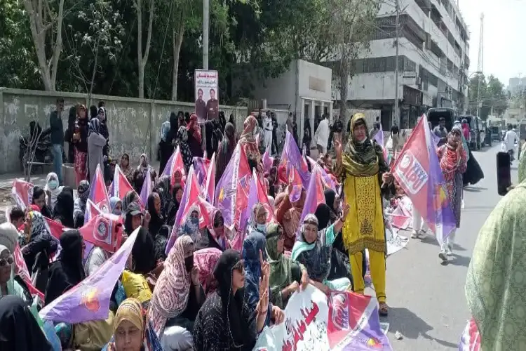 Pakistan: Sindh lady health workers threaten province-wide protests over 75% budget cut
