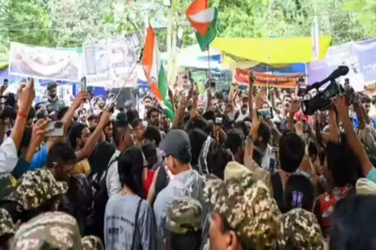 Police use mild force to disperse CJP protestors as they attempt to march to Parliament
