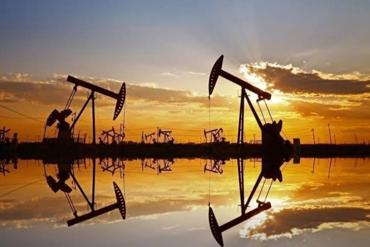 Crude oil futures rise 2.5% on strong spot demand