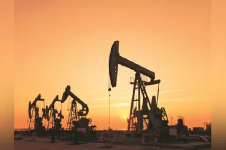 Crude oil futures rise 2.5% on strong spot demand