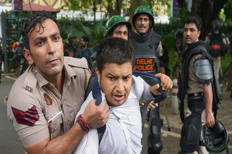 Delhi Police personnel injured while dispersing CJP protesters