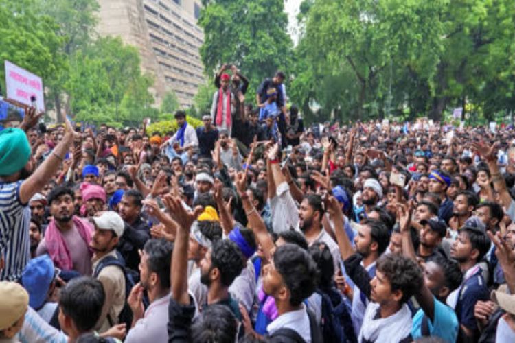 Parliament March: Protesters stand firm despite lathicharge and tear gas
