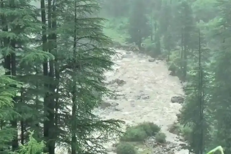 J-K: Heavy rain triggers mudslides, shooting stones on NH44; traffic suspended