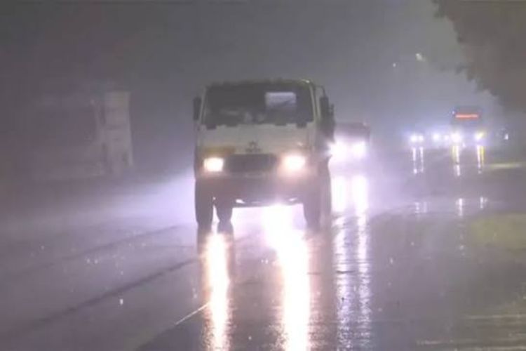 Rain lashes parts of Delhi, air quality 'satisfactory'