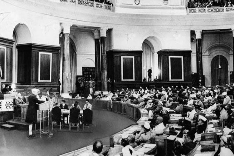 July 22: The Constituent Assembly adopted the tricolor as the national flag of the country.